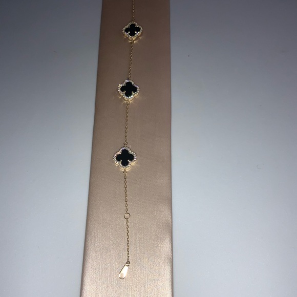 18k Onyx Clover Bracelet - Picture 4 of 12